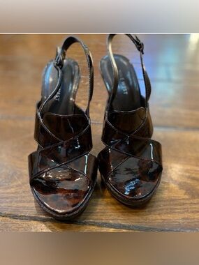 Nine West Size 8 Brown Patent Animal Print Slingback Shoes.